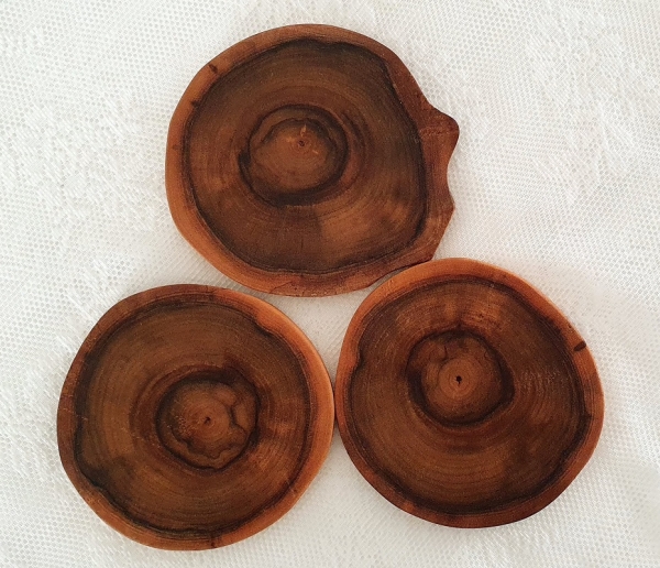 Holzscheibe aus Nussbaumholz, 13 x 12 cm