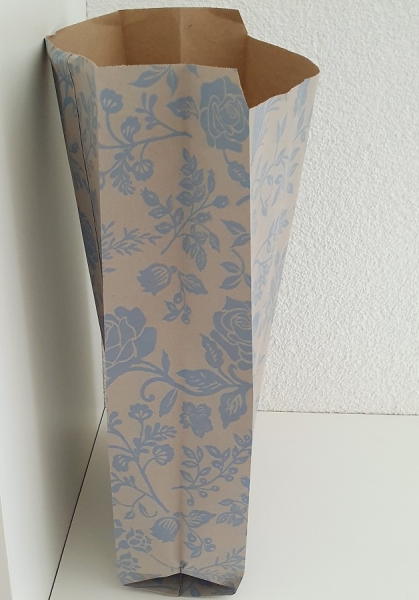 Geschenktüte Rosen auf Kraftpapier, blau