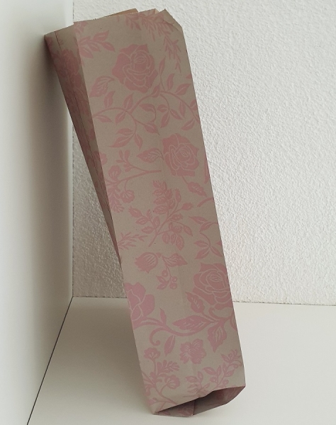 Geschenktüte Rosen auf Kraftpapier, rosa
